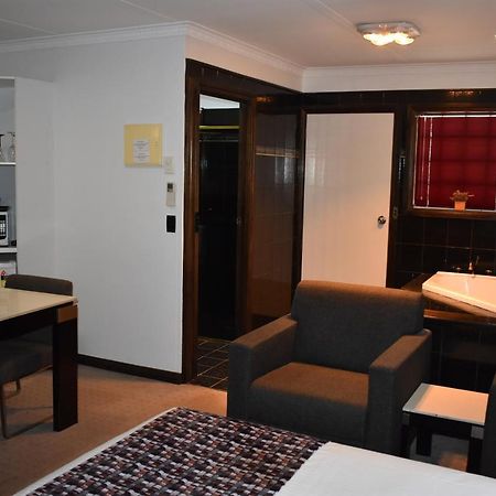 Roundhouse Motel Peterborough Extérieur photo