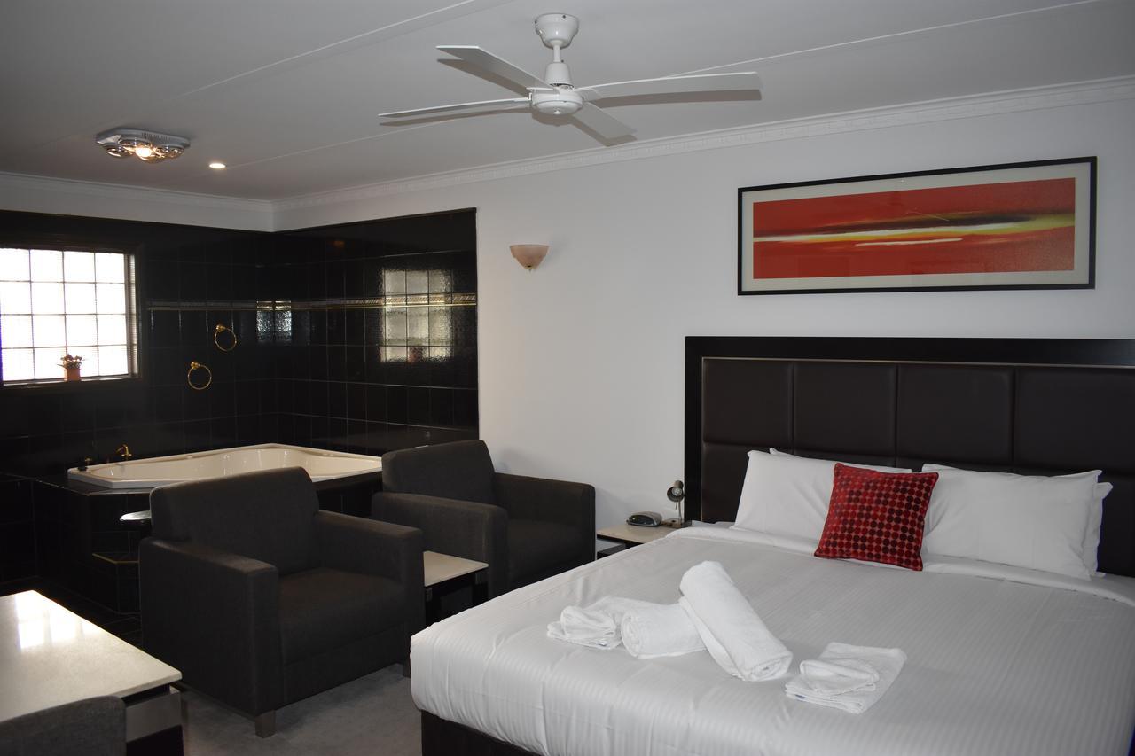 Roundhouse Motel Peterborough Extérieur photo