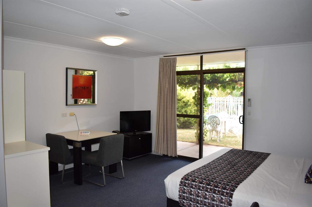 Roundhouse Motel Peterborough Extérieur photo